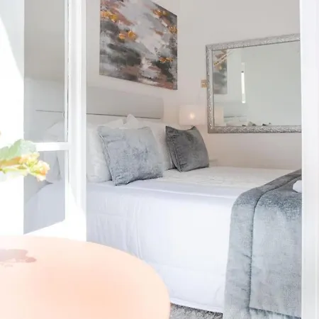 Milena's Bedroom נאזרה